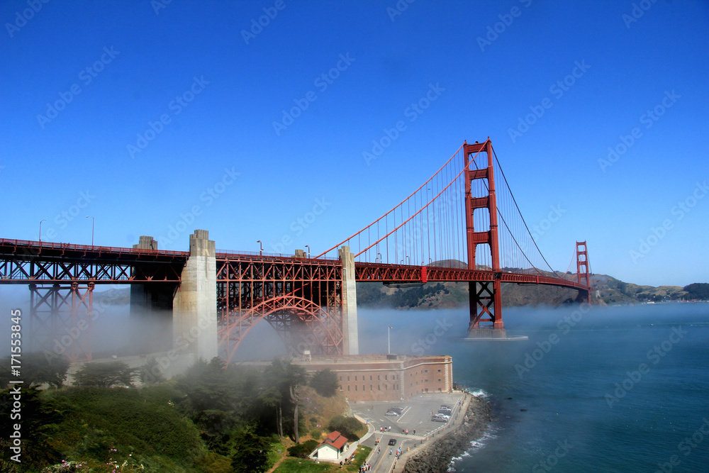 Naklejka premium Classic panoramic view of famous Golden Gate Bridge in summer, San Francisco, California, USA