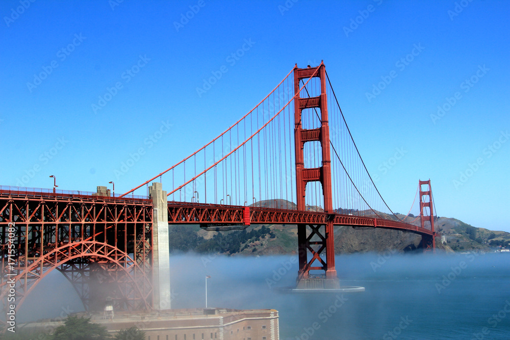 Fototapeta premium Classic panoramic view of famous Golden Gate Bridge in summer, San Francisco, California, USA