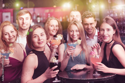 Young people are resting and drinking cocktails