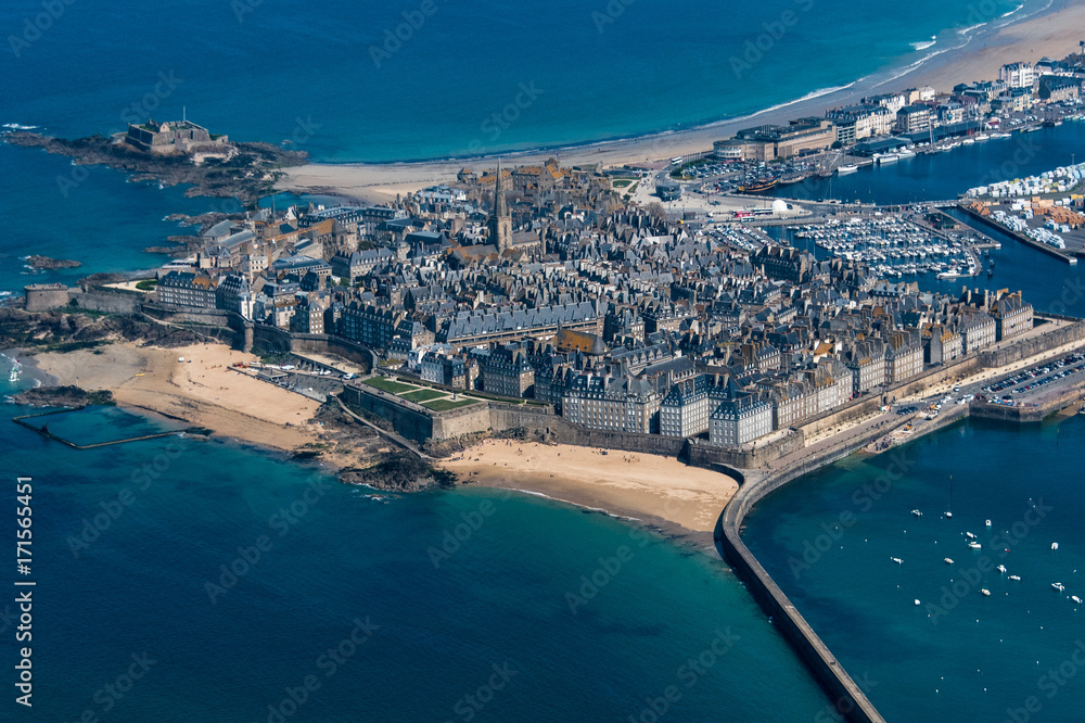 Vue aérienne de Saint Malo en Bretagne - France