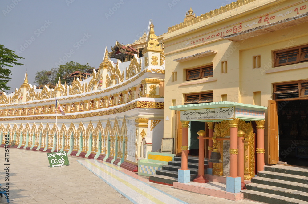 Fototapeta premium Umin Thounzeh Pgoda, Sagaing hills, Myanmar