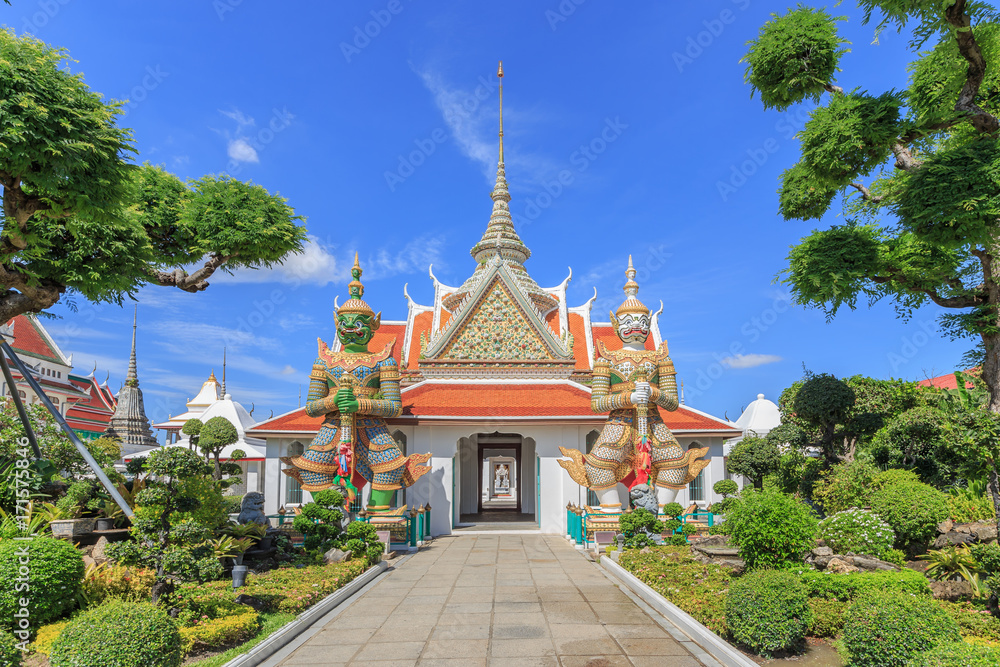 Giant statue in Wat Arun Ratchawararam Ratchawaramahawihan in Thailand