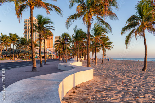 Fotografia Sunrise at Fort Lauderdale Beach and promenade, Florida