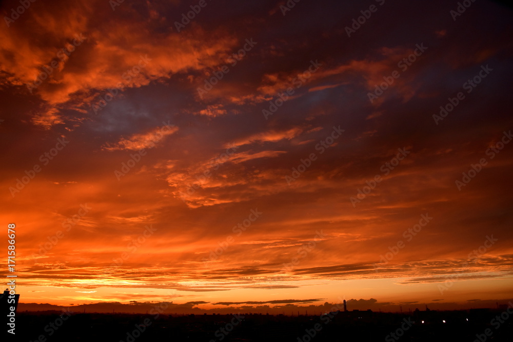 Fototapeta premium 真っ赤に燃え上がる夕焼け空