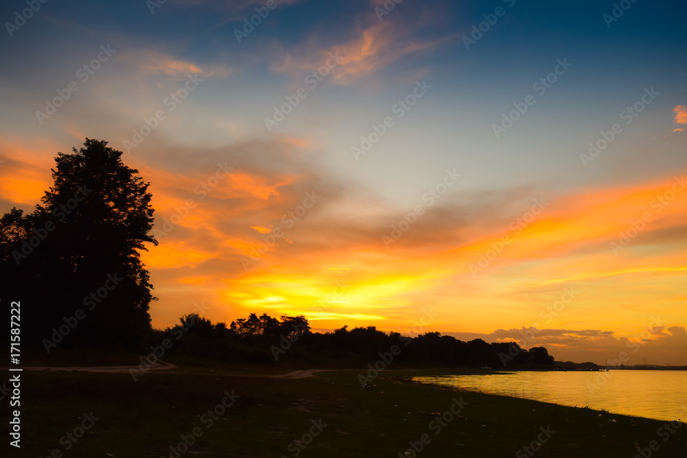 Obraz premium river and sunset