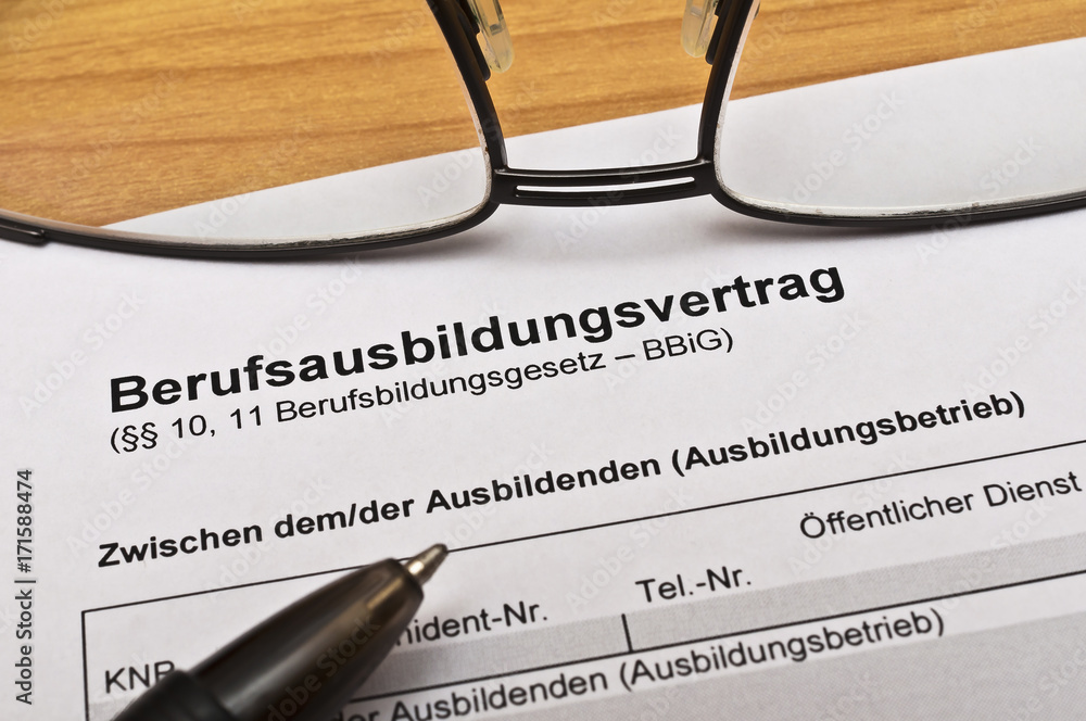 Ausbildungsvertrag unterschreiben Stock-Foto | Adobe Stock