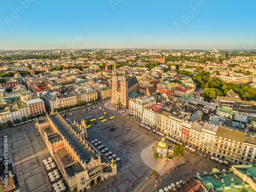 Kraków - krajobraz starego miasta z Sukiennicami i Bazyliką Mariacka. Widok z lotu ptaka. 