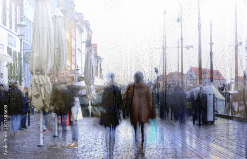 Fototapeta Naklejka Na Ścianę i Meble -  People crossing a road during the rain