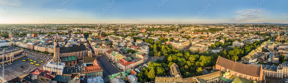 Fototapeta Kraków - panorama z lotu ptaka. Starte miasto z powietrza z Bazylika Mariacką i Małym Rynkiem.