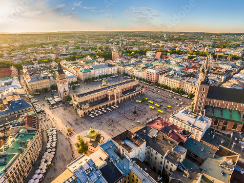 Kraków - stare miasto z lotu ptaka. Rynek Główny i Sukiennice w świetle wieczornego słońca. © art08