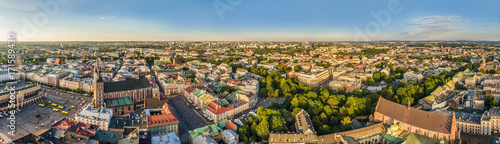Kraków - panorama z lotu ptaka. Starte miasto z powietrza z Bazylika Mariacką i Małym Rynkiem.