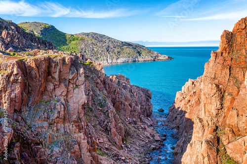 Foto beautiful mountain landscape, red rocks, beautiful sea, blue sky