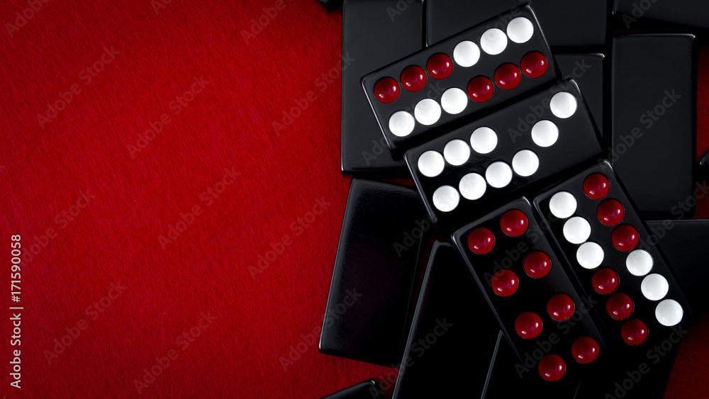 Obraz premium Chinese dominos and casino gambling concept with a Pai Gow tiles hand made of a Wong and a Gong on red background with copy space