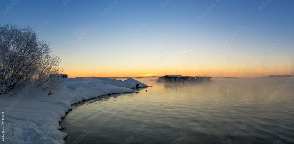 утренний зимний морозный пейзаж с туманом и лесом на берегу реки, Россия, Урал