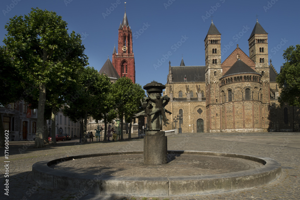 Het Vrijthof in Maastricht met 2 kerken, de st,janskerk en de sint servaasbasiliek.