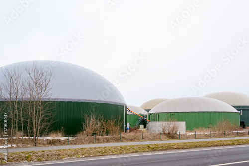 Biogasanlage an einer Fernstraße im Winter