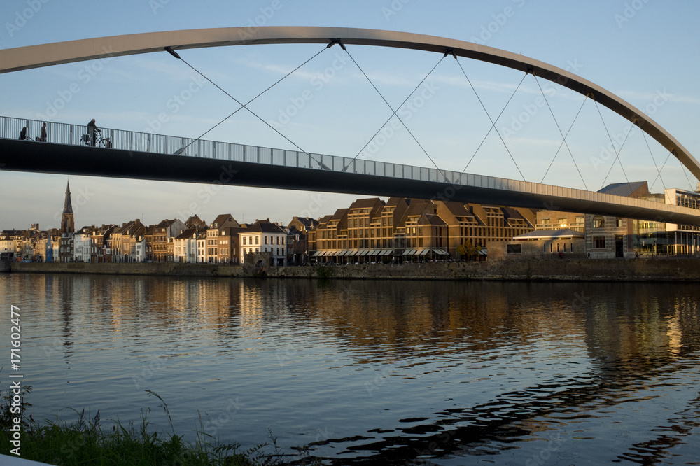 Gezicht op het stadsdeel Wyck van Maastricht, met de voetgangersbrug verbonden vanuit het Centrum