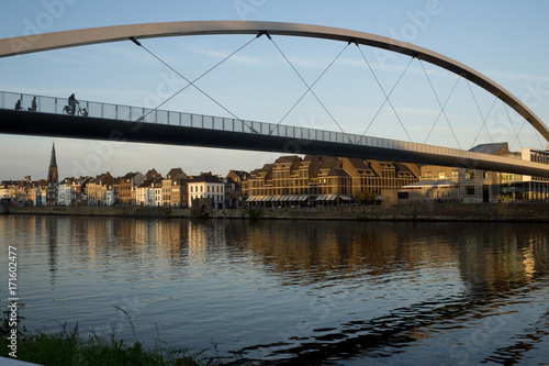 Gezicht op het stadsdeel Wyck van Maastricht, met de voetgangersbrug verbonden vanuit het Centrum
