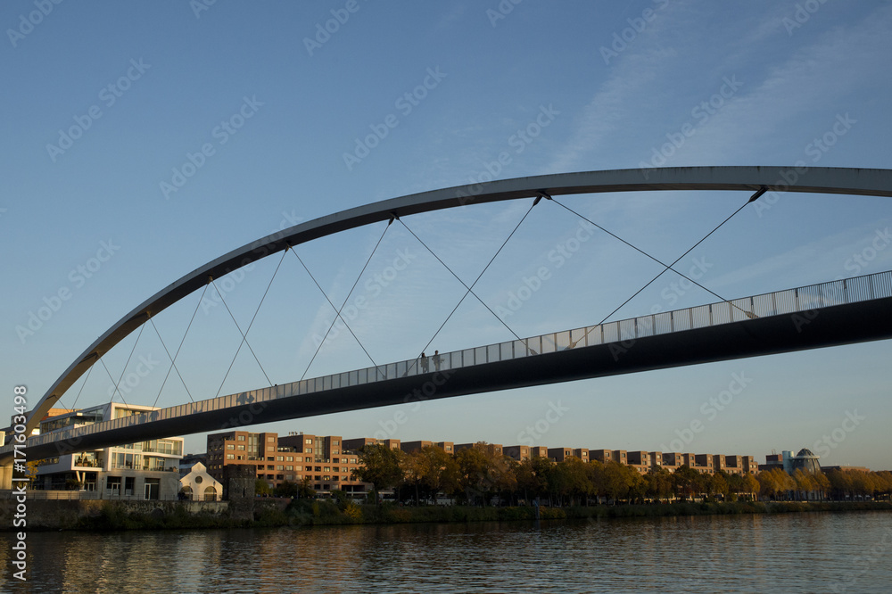 Gezicht op het stadsdeel Wyck van Maastricht, met de voetgangersbrug verbonden vanuit het Centrum Gezicht op het stadsdeel Wyck van Maastricht, met de voetgangersbrug verbonden vanuit het Centrum
