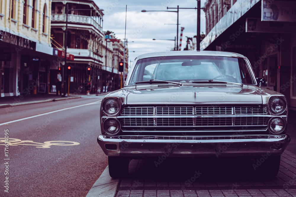 Fototapeta レトロな車と街並み