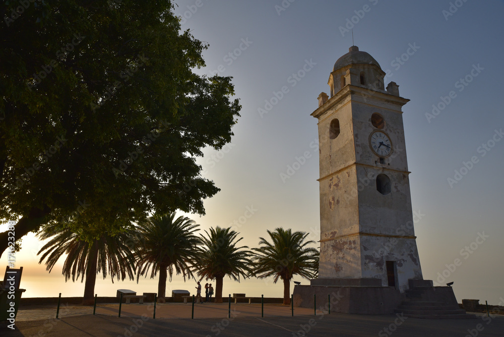 Place du clocher au coucher du soleil à Canari dans le cap Corse