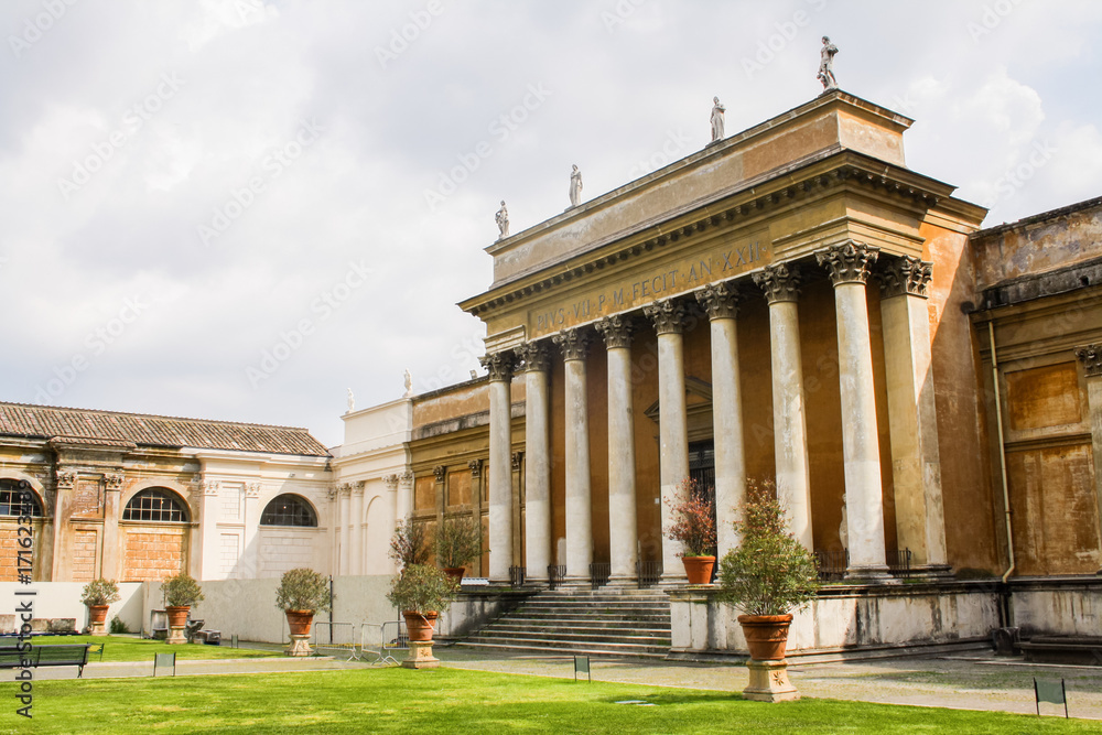 Obraz premium coutyard and temple entrance