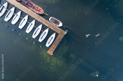 Segelboote auf einem See von oben photo