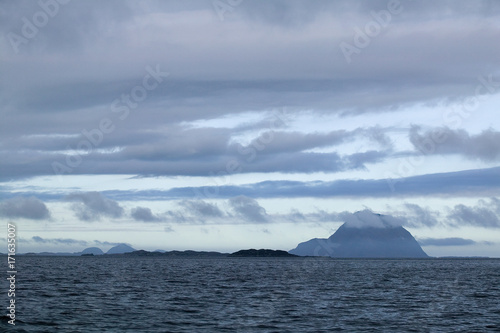 Ein Sturm ist im Anzug in der arktischen See in Nordnorwegen