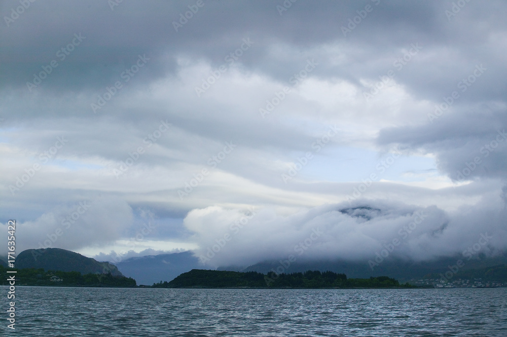 Ein Sturm ist im Anzug in der arktischen See in Nordnorwegen