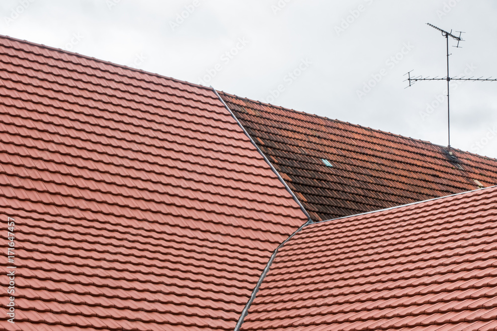 Altes ausgebessertes und verschmutztes Ziegel Dach