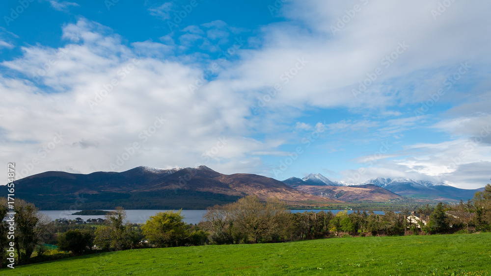 Panorama mit See und Bergen in Irland