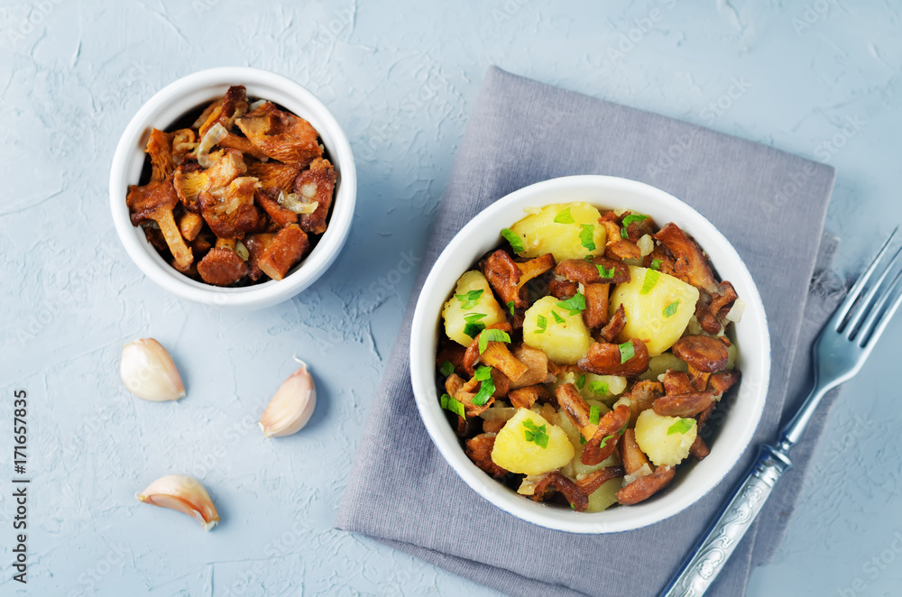 Fototapeta premium Chanterelle onion fried potatoes
