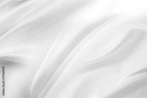Biała jedwabna tkanina