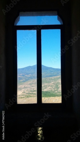 finestra che si affaccia sul paesaggio collinare