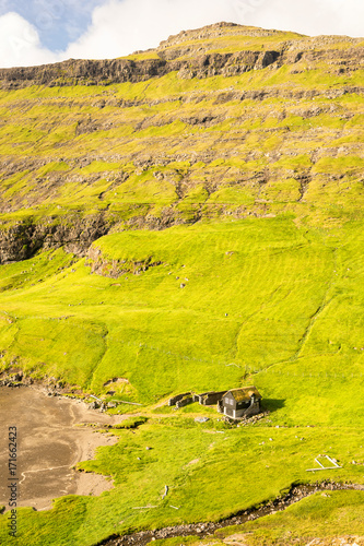 Une maison contre une montagne des Iles Féroé