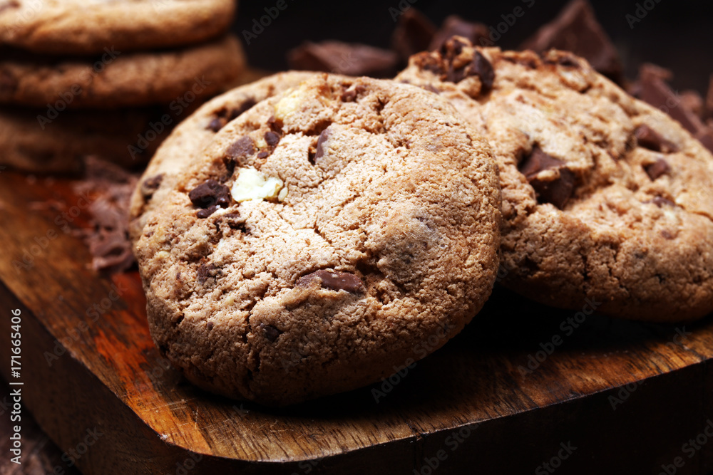 Fototapeta premium Chocolate chip cookies on table freshly baked