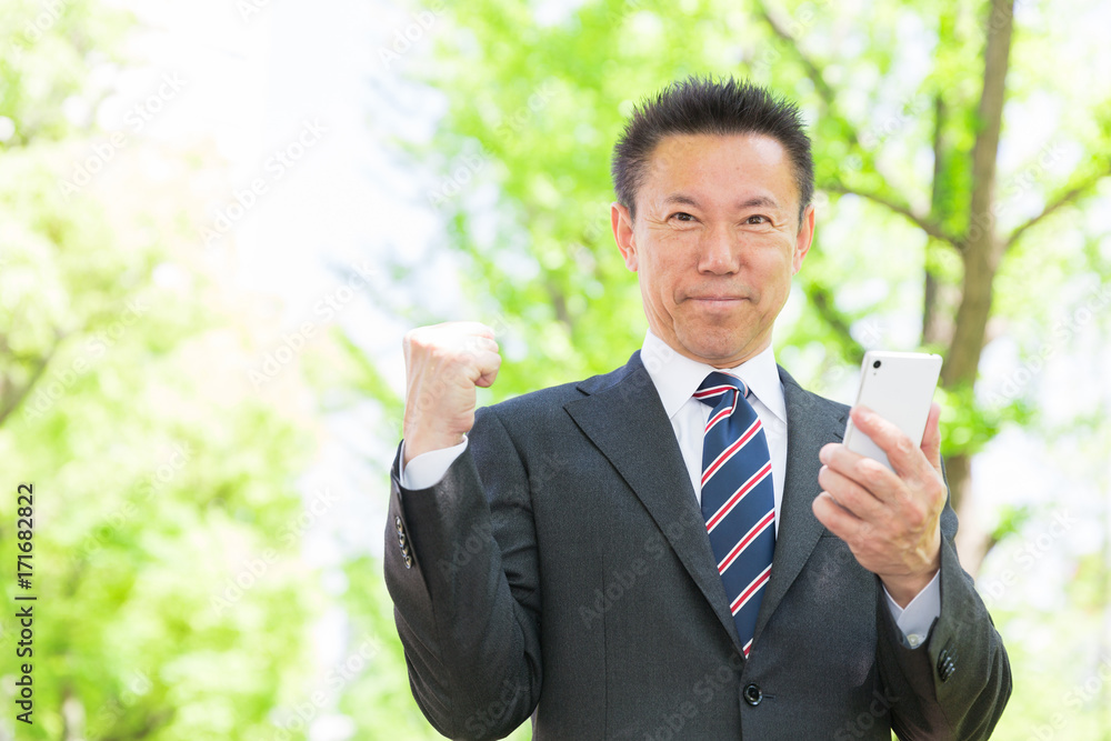 スマホを見るミドル男性　ビジネス