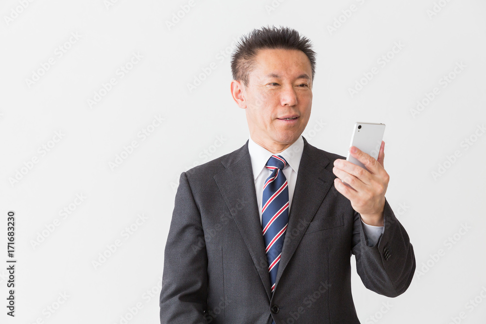 スマホを見るミドル男性　ビジネス