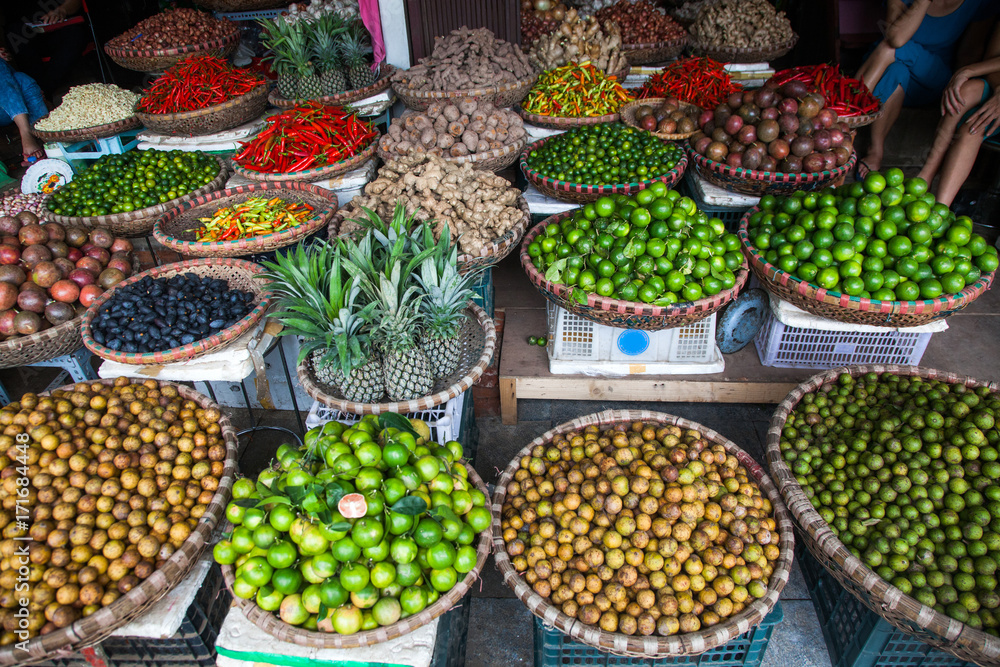 Fototapeta premium tropical spices and fruits sold at a local market in Hanoi (Vietnam)