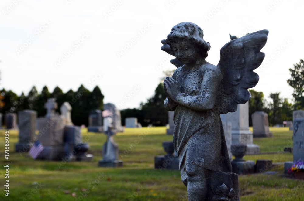 Obraz premium Religious statue in cemetery 