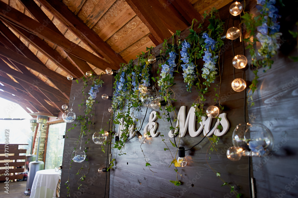 Naklejka premium The decoration of the wedding area bride and groom. The inscription mr mrs over the table.