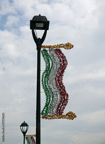 Stilisierte mexikanische Fahne als Dekoration an einer modernen Straßenlampe zum mexikanischen Unabhängigkeitstag am 16. September photo