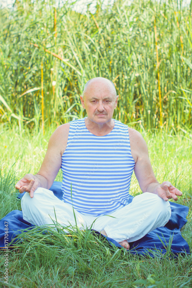 Fototapeta premium Older american man take a fitness at morning on a nature. Senior man enjoy good health lifestyle