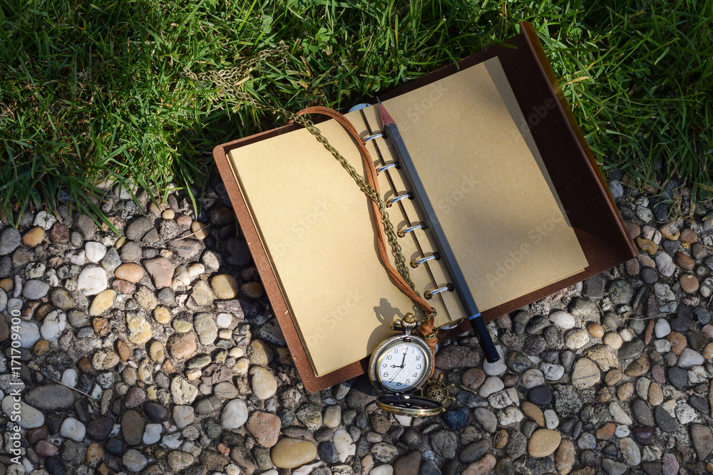 Kleines Notizbuch mit Stift und Uhr Tagebuch Buch im Garten schreiben Stock  Photo | Adobe Stock
