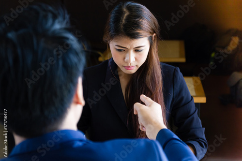 Fotografia Seriously boss is complaining about mistaken work to employee.