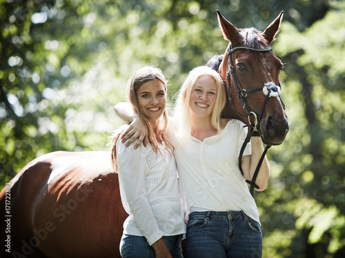 Zwei junge Frauen mit ihrem Pferd