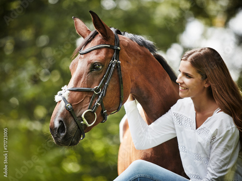 junge Frau mit ihrem Pferd