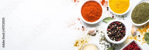Obraz  z motywem Set of spices in a bowls on white background.