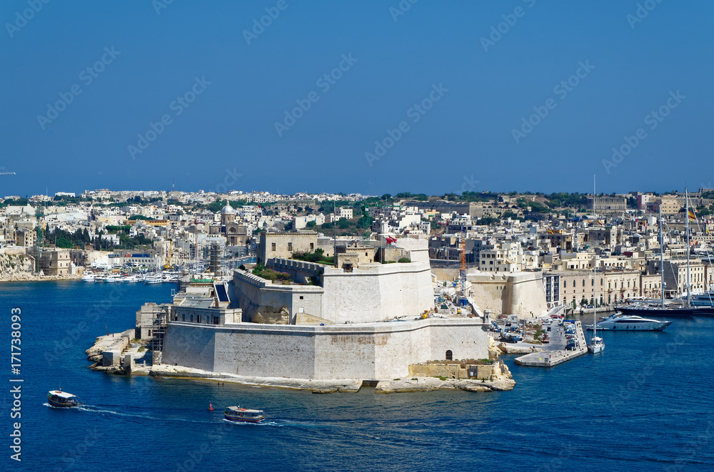 Blick auf die alten Kalksteinmauern und Türme von Fort St. Angelo von den oberen Barrakka-Gärten. Blick über den Grand Harbor, Valletta, Malta.