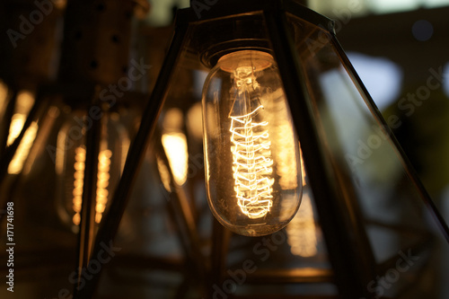 Warmes Licht von retro Lampe